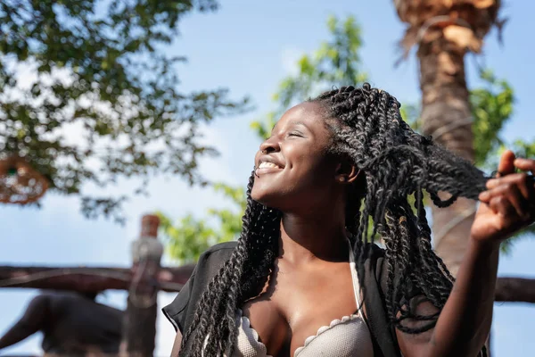 Encantadora bela jovem afro-americana menina com preto — Fotografia de Stock