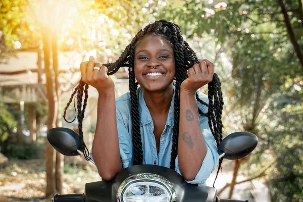 Encantadora jovem afro-americana menina mulher com um sorriso perfeito — Fotografia de Stock