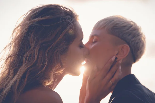 Due Belle Giovani Donne Baciano Delicatamente Con Passione Sulle Labbra — Foto Stock
