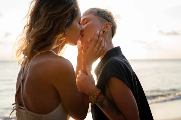 Due Belle Giovani Donne Baciano Dolcemente Labbra Sulla Spiaggia Durante — Foto Stock