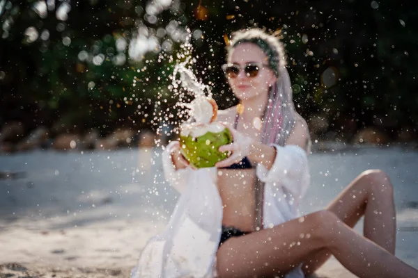 Piękna Młoda Blondynka Dziewczyna Dredami Okularach Przeciwsłonecznych Siedzi Piasku Plaży — Zdjęcie stockowe