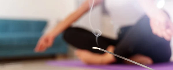 Närbild Andning Meditation Rökelse Pinne Bakgrunden Person Som Utövar Yoga — Stockfoto