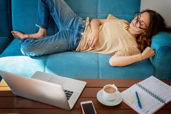 Encantadora Joven Hermosa Gafas Con Pelo Rizado Durmió Sofá Azul — Foto de Stock