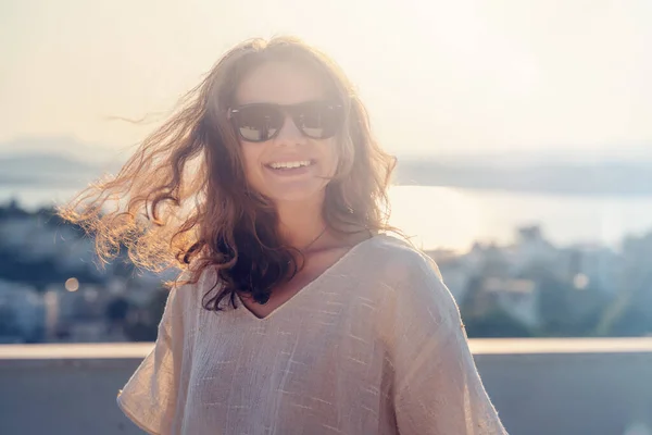 Feliz Mulher Óculos Sol Menina Sorrindo Alegre Encantador Olhando Para — Fotografia de Stock