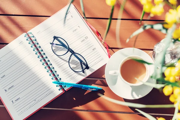 Mesa Hay Una Taza Café Con Leche Bolígrafo Diario Vasos — Foto de Stock