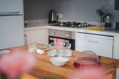 Yemek malzemeleri, un ve tatlı pişirmek için yumurta dolu mutfak masası..