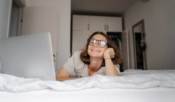 Mujer Joven Feliz Con Gafas Encuentra Cama Haciendo Frente Computadora —  Fotos de Stock