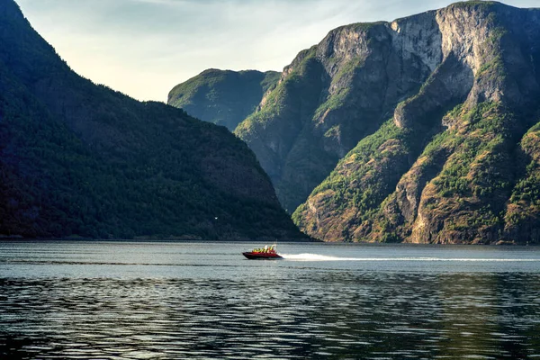 一艘小船在挪威峡湾的悬崖峭壁之间航行 美丽的北方风景 — 图库照片