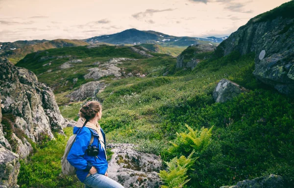 Young Woman Traveler Blue Jacket Backpack Photo Camera Mountains Backdrop — Stock Photo, Image