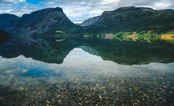 挪威的湖畔 美丽的夏季风景 高山和云朵映衬在水面上 — 图库照片