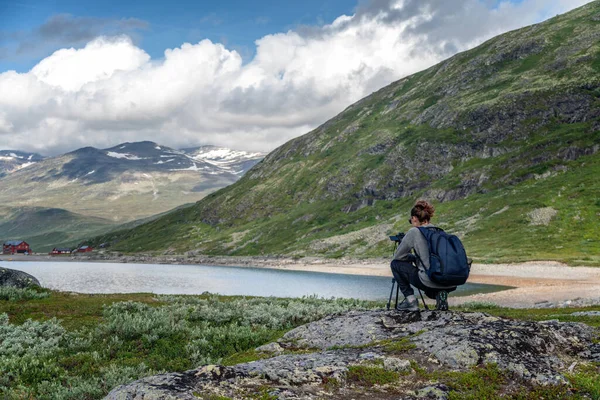 Joven Viajera Fotógrafa Profesional Toma Una Foto Del Paisaje Cámara — Foto de Stock