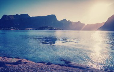 Güzel manzara. Gün batımında Norveç 'te Lofoten kıyısı