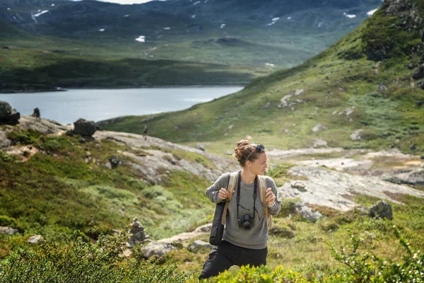 Young Woman Traveler Professional Photographer Camera Neck Admires Scenery Hike — Stock Photo, Image