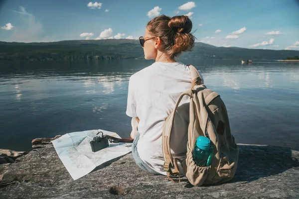 Jonge Vrouw Reiziger Een Wit Shirt Zit Het Meer Met — Stockfoto