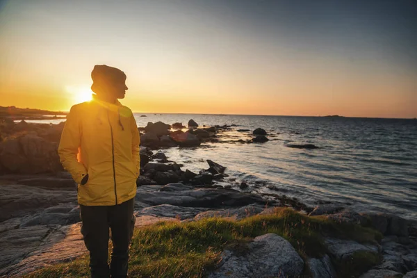 挪威罗浮敦岛上的妇女日落时在海滨旅行 明亮美丽的风景 北部性质 — 图库照片