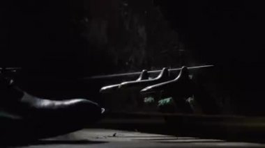Siyah ayakkabı giyen bir çift bacak.