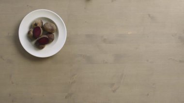 Diyet salata pancar peyniri salatalık, limon ve sebze yağı için malzemeler.