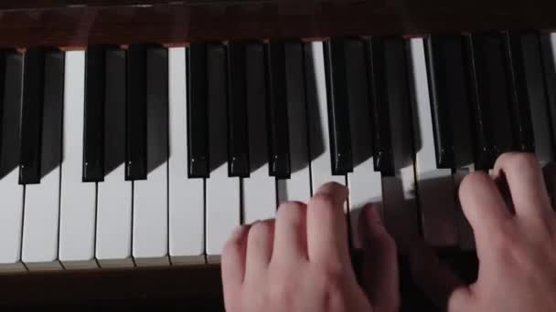 Manliga Händer Spelar Piano Mörker — Stockvideo