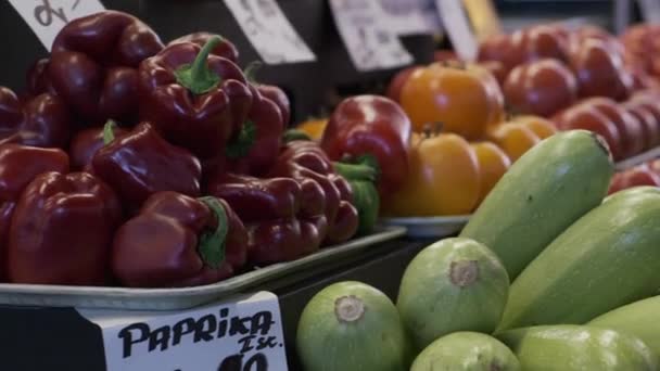 Nahaufnahme Von Gemüse Auf Der Theke Des Marktes — Stockvideo