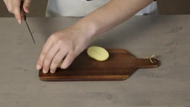 Cortar Las Patatas Lonchas Para Freír — Vídeos de Stock