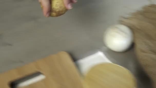 女性の手はナイフでジャガイモを剥離 — ストック動画