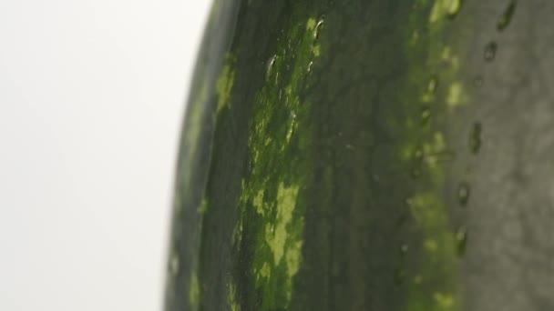 Wassertropfen Fließen Eine Wassermelone Hinunter — Stockvideo