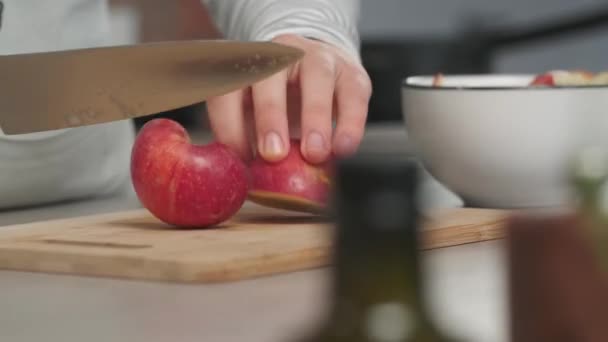 Manos Femeninas Cortando Manzanas Rojas Con Cuchillo Pizarra Madera — Vídeos de Stock