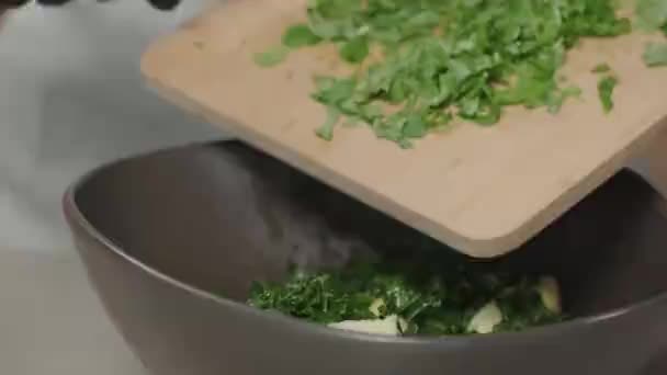 Adicionar Ervas Salada Fresca — Vídeo de Stock