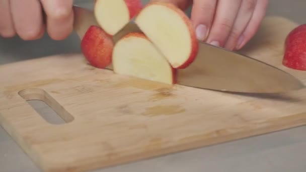 Vrouwelijke Handen Snijden Rode Appels Met Mes Houten Schoolbord — Stockvideo
