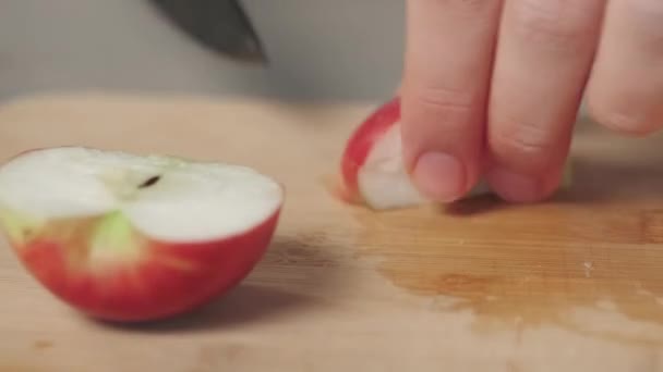 Manos Femeninas Cortando Manzanas Rojas Con Cuchillo Pizarra Madera — Vídeos de Stock