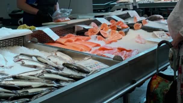 市场货架上的鱼 — 图库视频影像