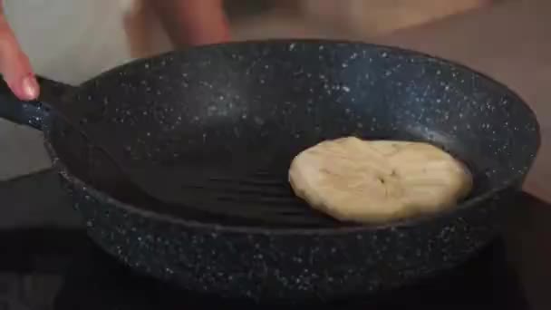 Kvinnliga Händer Steka Och Vända Pannkaka Varm Pan — Stockvideo