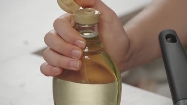 Открывая Бутылку Маслом Заливая Сковородку — стоковое видео