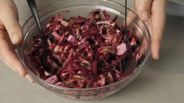 Servieren Sie Ein Gericht Gebratene Kartoffeln Mit Kräutern Und Salat — Stockvideo