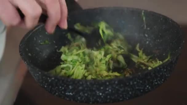 Friture Courgettes Dans Poêle Vue Rapprochée — Video