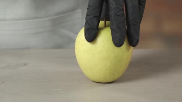 Close Zicht Van Hand Snijden Groene Appel — Stockvideo