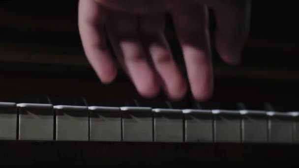 Mężczyzna Ręce Gra Fortepianie Ciemności — Wideo stockowe