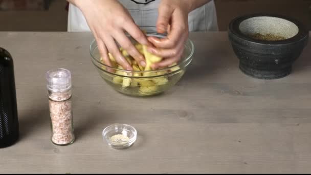 Kvinnliga Händer Som Blandar Potatis Med Kryddor — Stockvideo