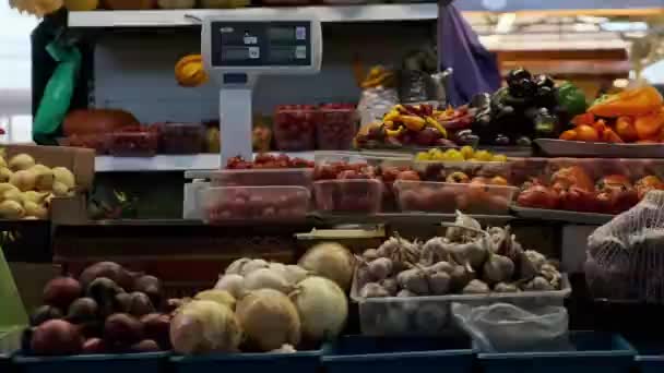 市場のカウンターで野菜を買って — ストック動画
