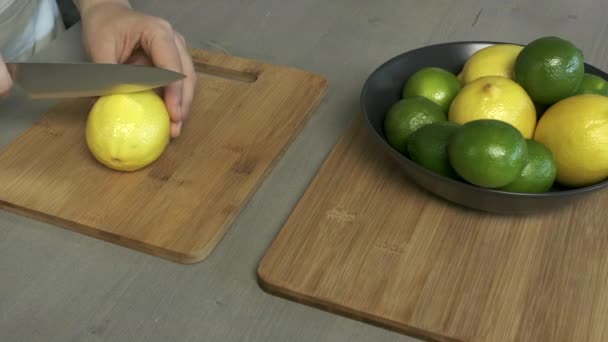 Нарезание Лимонов Лаймов Ножом — стоковое видео
