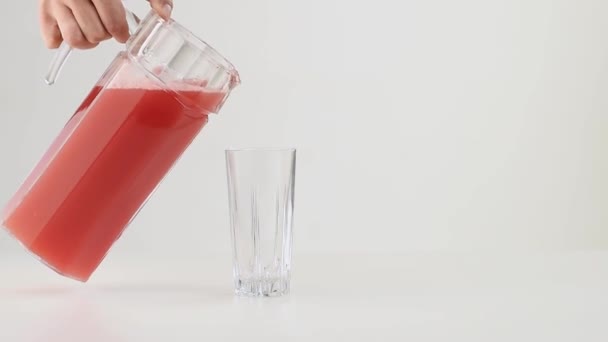 Versa Una Bevanda Anguria Bicchiere — Video Stock