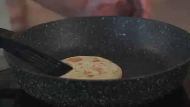 Kvinnliga Händer Steka Och Vända Pannkaka Varm Pan — Stockvideo