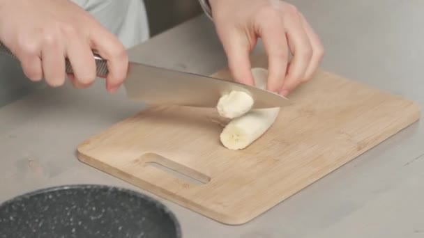 Manos Femeninas Rebanando Plátano Pizarra Madera — Vídeos de Stock