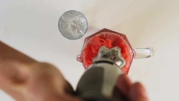 Wassermelone Mit Einem Mixer Einer Glaskanne Auf Weißem Hintergrund Mahlen — Stockvideo