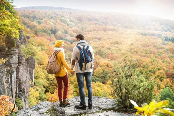 Beau couple en automne nature — Photo