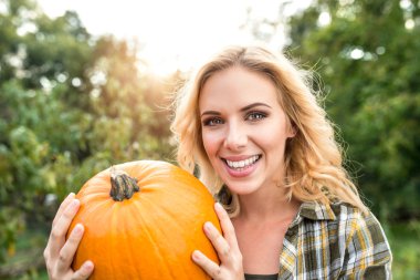 Kabak hasat Bahçe kadında