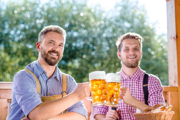 Muži v bavorské oblečení drží pivo — Stock fotografie