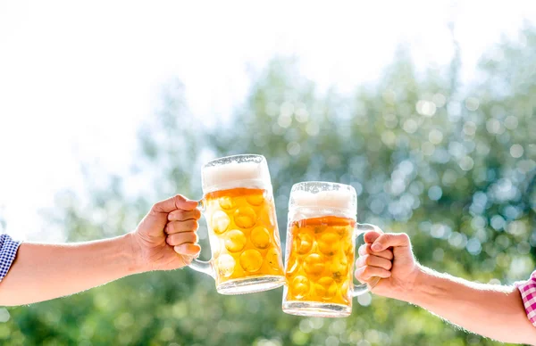 Руки двох чоловіків тримають пиво — стокове фото