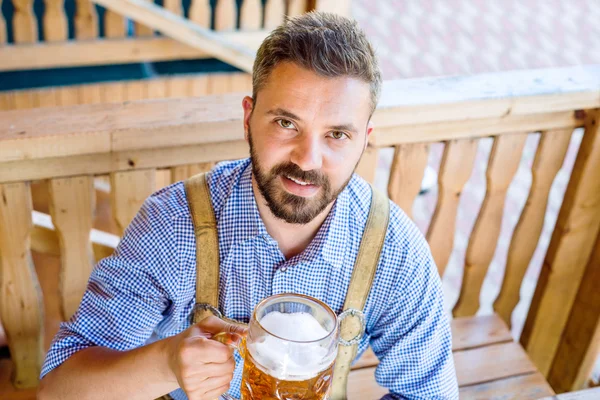 Homem de roupas bávaras com cerveja — Fotografia de Stock