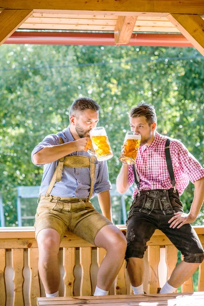 Männer in bayerischer Kleidung trinken Bier — Stockfoto